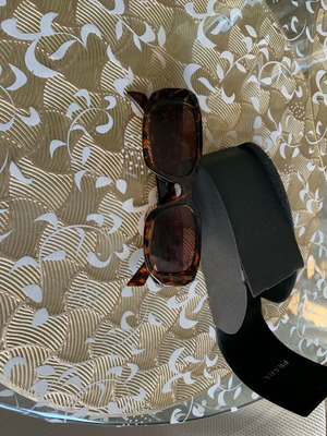 Αυθεντικά γυαλιά Prada σε άριστη κατάσταση, unisex, μαύρο-καφέ