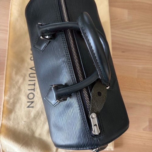 Louis Vuitton Speedy 25 handbag like new, black, Epi leather