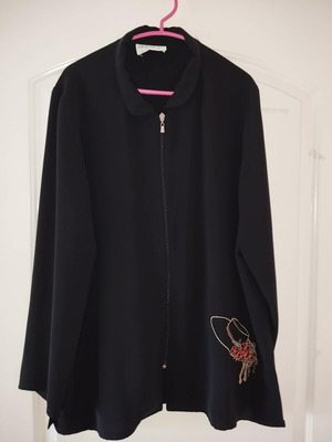Vintage blouse with embroidered detail black, like new, size XXL