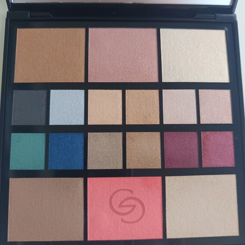 Giordani Gold Makeup Palette new with 12 eyeshadows, bronzer, blush