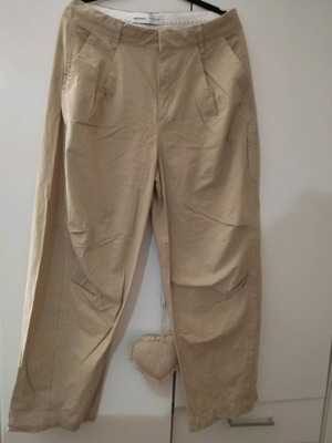 Παντελόνι γυναικείο Bershka καινούργιο, ανοιξιάτικο, μπεζ, μέγεθος 42