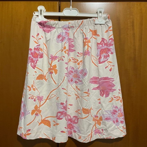 Women's floral skirt in pink and orange shades with elastic waist