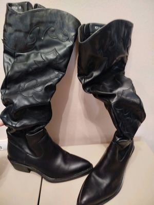 Black tall boots with low heel like new, size 40