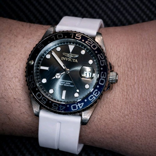 Invicta Pro Diver Professional 200 m used with date and white rubber strap