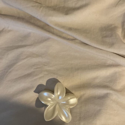 White flower hair clip like new