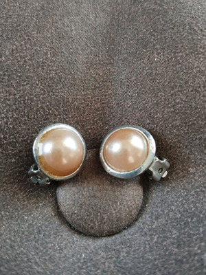 Clip pearl earrings like new, beige and silver