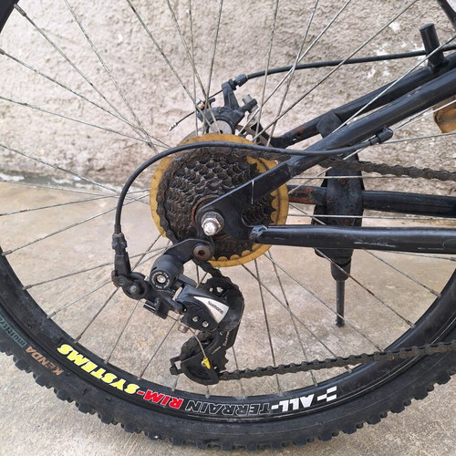 Mountain bike like new with 26 inch wheels and disc brakes