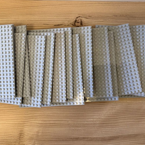 Base plates for figures and building blocks, pack of 16