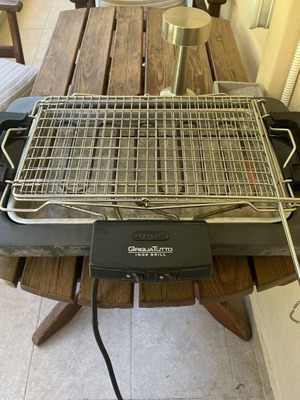 Delonghi Inox Grill with adjustable height and 41x28cm cooking surface