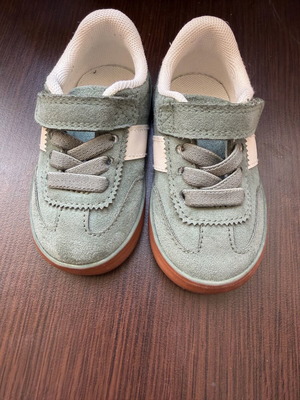 H&M boys shoes size 20/21 like new