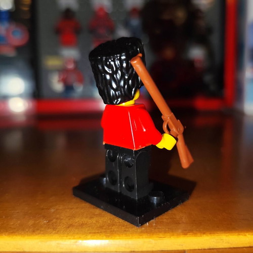 English Royal Guard minifigure like new with base and musket