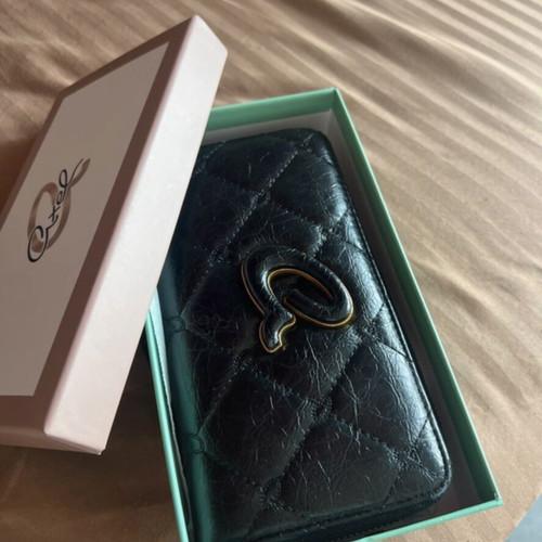 Axel wallet like new, large with 3D logo black and gold