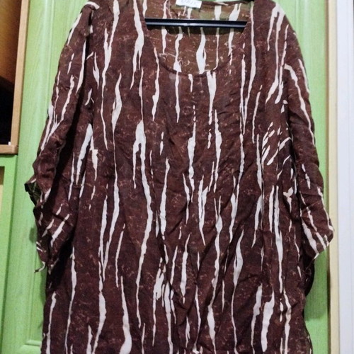 Oris brown shirt size 5 like new, crepe polyester with three-quarter sleeve