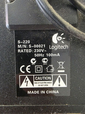 Logitech S-220 2.1 speaker system