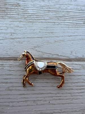 Horse pin brooch