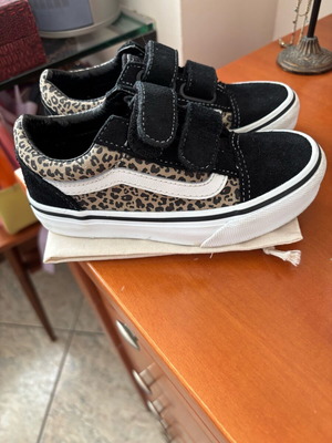 Vans kids athletic shoes size 28 black like new