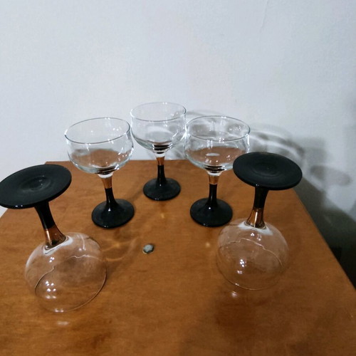 Wine and champagne glasses like new, set of 5 with black and gold