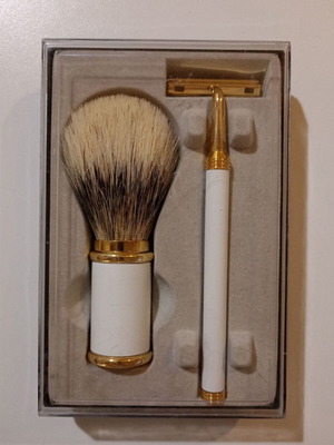 Σετ ξυρίσματος μεταχειρισμένο με πινέλο και ξυραφάκι σε θήκη