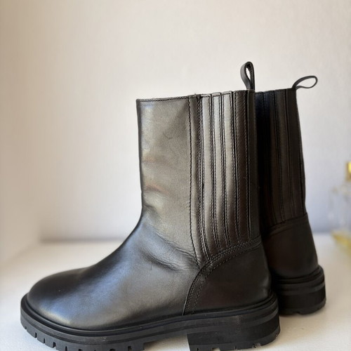Black leather Chelsea ankle boots like new, size 42