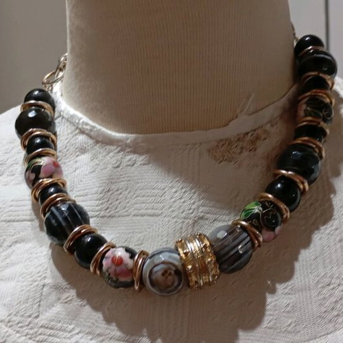 Vintage choker necklace with glass beads and metallic rings like new