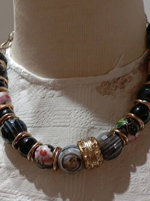 Κολιέ choker vintage με γυάλινες χάντρες και μεταλλικούς κρίκους σαν καινούργιο