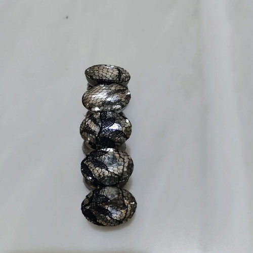 Vintage style bracelet with large rhinestones and lace, elastic
