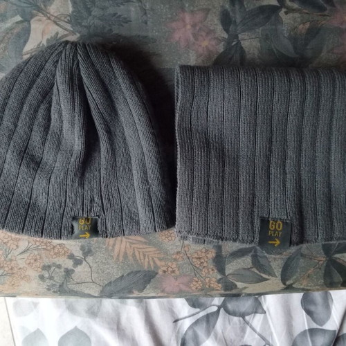 Gray hat and scarf set like new