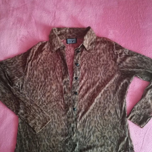 Animal print shirt like new, leopard pattern, soft fabric, size M