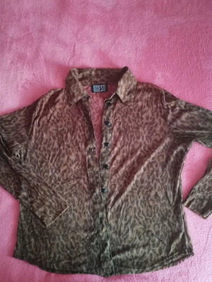 Animal print shirt like new, leopard pattern, soft fabric, size M