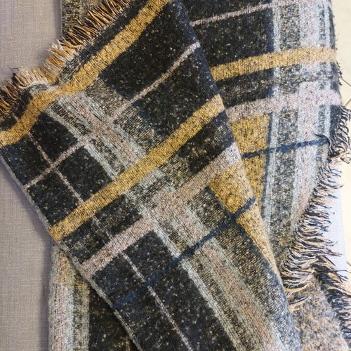 Scarf large plaid pattern, like new, warm