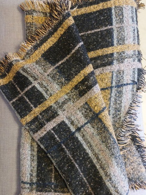 Scarf large plaid pattern, like new, warm