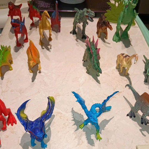 Dinosaur figures like new, set of 17 with dragons