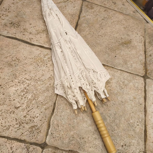 Wooden umbrella with lace decoration, 60cm