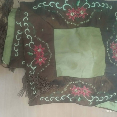 Living room table runner set of 4 pieces like new with fringes and patterns