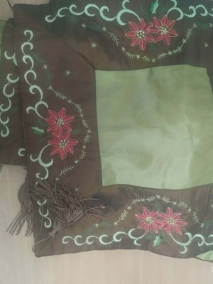 Living room table runner set of 4 pieces like new with fringes and patterns