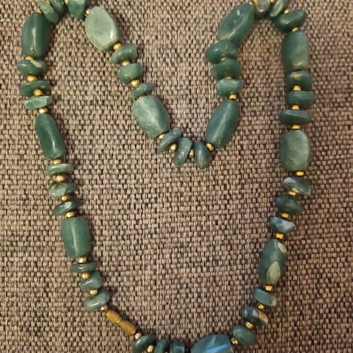 Agate necklace like new, green with gold-colored beads