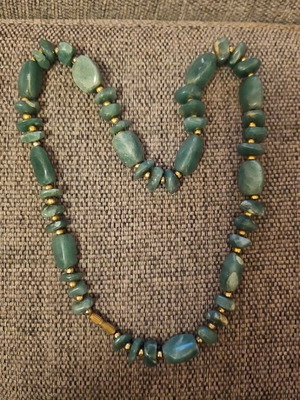 Agate necklace like new, green with gold-colored beads