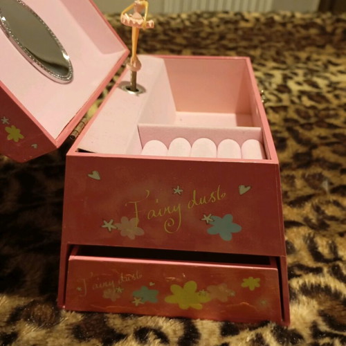Jewelry box used pink in very good condition