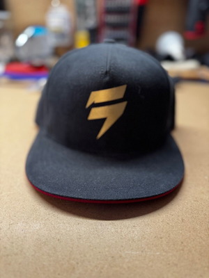 Shift flat hat like new, black with adjustable size