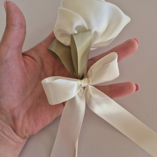 Demetrios rose-shaped bomboniere