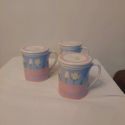 Mugs with lids like new, set of 3 with flowers