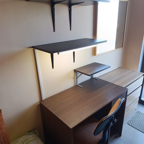 Desk with wall shelves, lamp and chair like new, 90x50 cm
