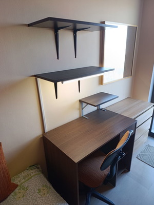 Desk with wall shelves, lamp and chair like new, 90x50 cm