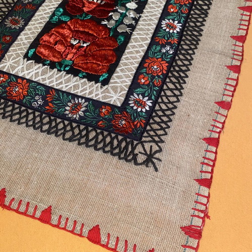 Vintage table runner on natural linen, like new, Hungarian folk embroidery