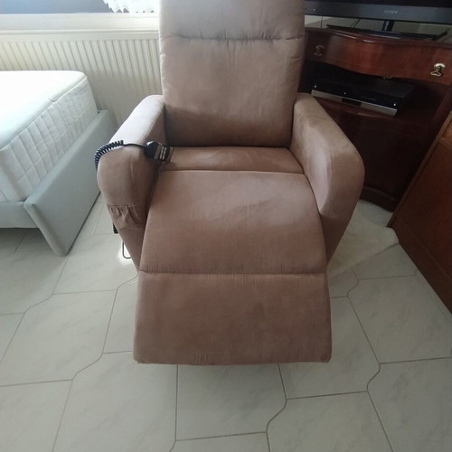 Electric armchair like new, velour brown with remote control