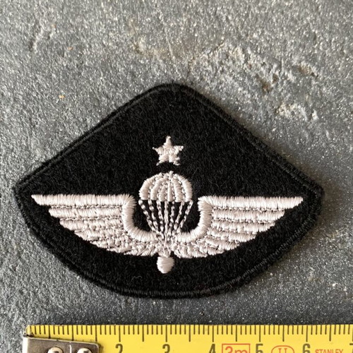 Military insignia like new, as shown