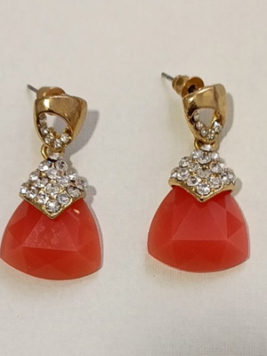 Stud earrings with coral color and sparkling strass, new, steel