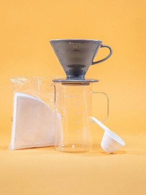 Hario V60 coffee set with ceramic dripper and 600 ml glass carafe like new