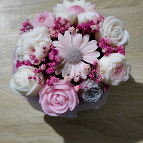 Scented wax bouquet with customizable colors and fragrance