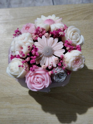 Scented wax bouquet with customizable colors and fragrance